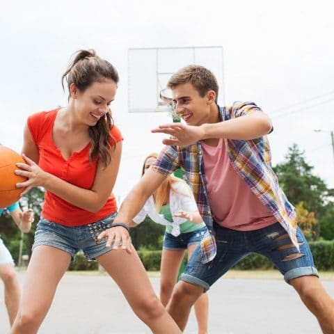 P60-61 shutterstock_305408435 jeunes basket